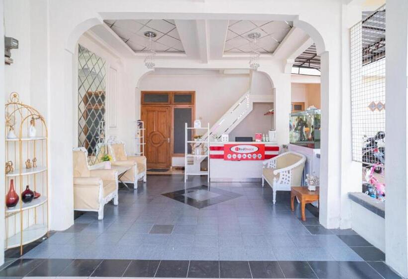 Отель Reddoorz Syariah At Aura Homestay