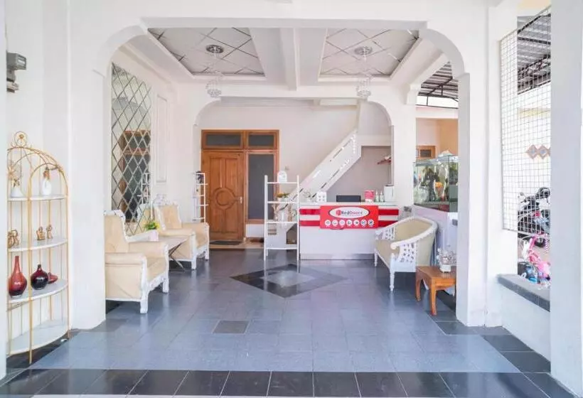 Hotelli Reddoorz Syariah At Aura Homestay