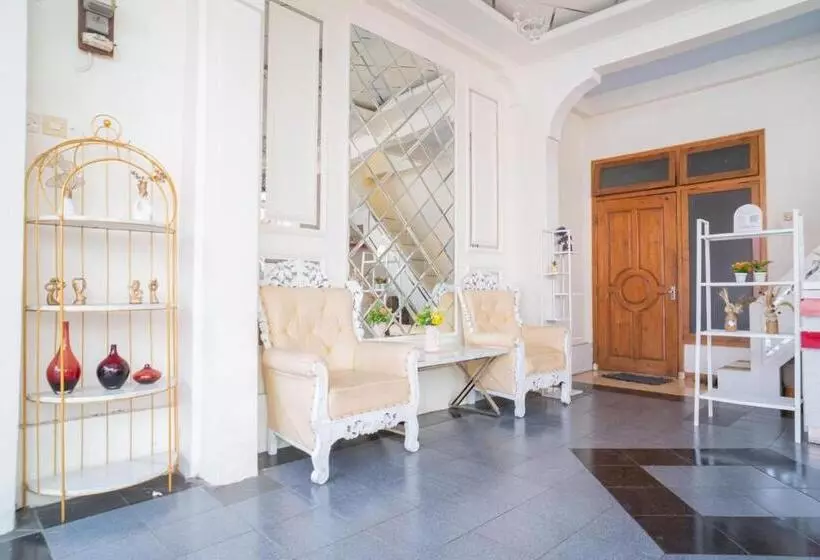 Hotelli Reddoorz Syariah At Aura Homestay