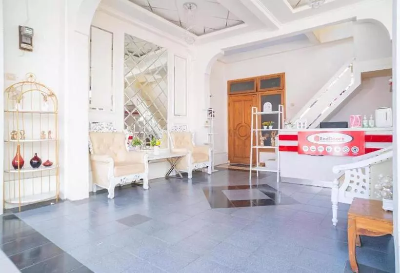 Hotelli Reddoorz Syariah At Aura Homestay