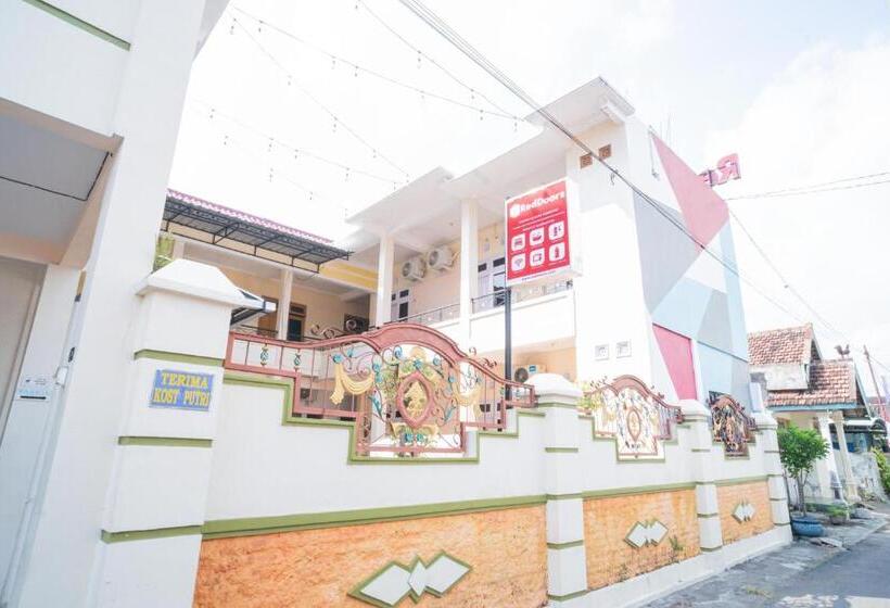 Отель Reddoorz Syariah At Aura Homestay