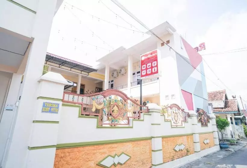 Hotelli Reddoorz Syariah At Aura Homestay