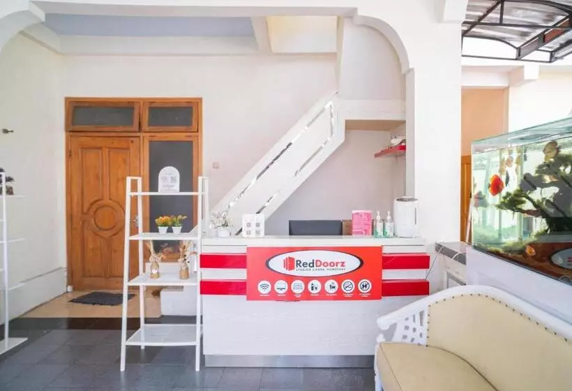 Hotelli Reddoorz Syariah At Aura Homestay