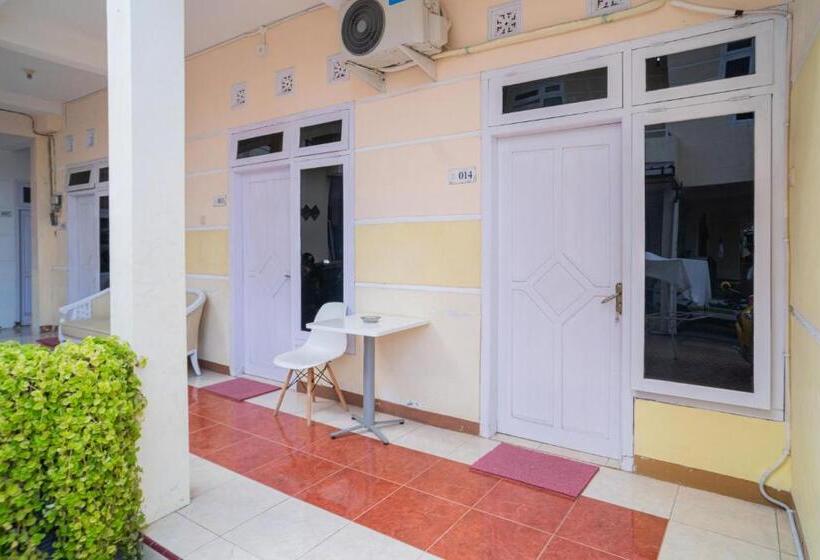 Отель Reddoorz Syariah At Aura Homestay