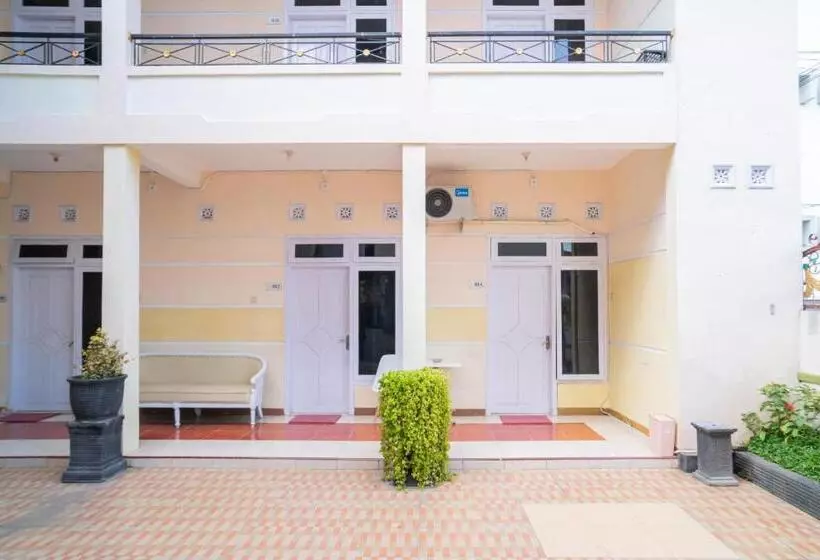 Hotelli Reddoorz Syariah At Aura Homestay