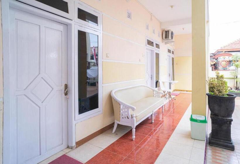 Отель Reddoorz Syariah At Aura Homestay