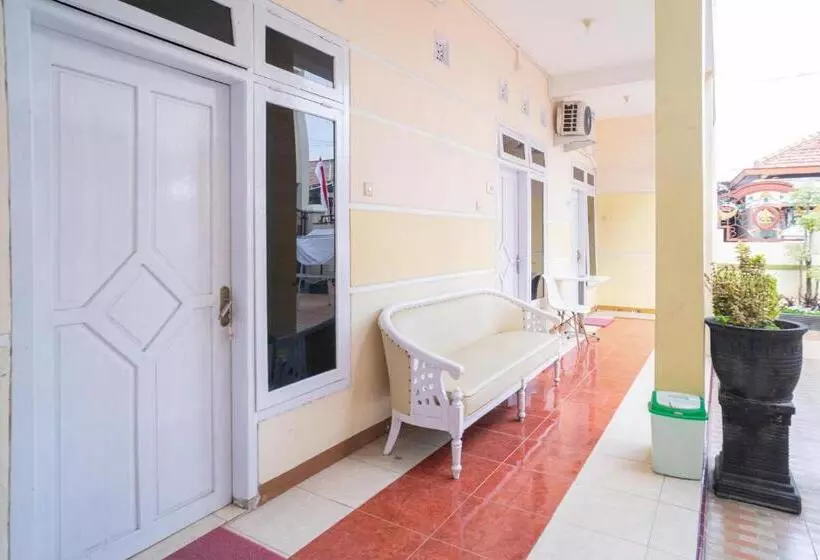 Hotelli Reddoorz Syariah At Aura Homestay