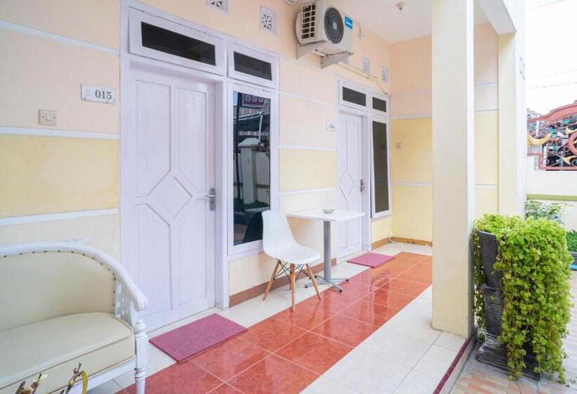 Отель Reddoorz Syariah At Aura Homestay