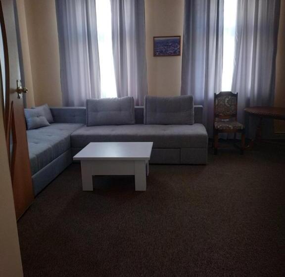 膳宿费 Gelena гостьовий двір