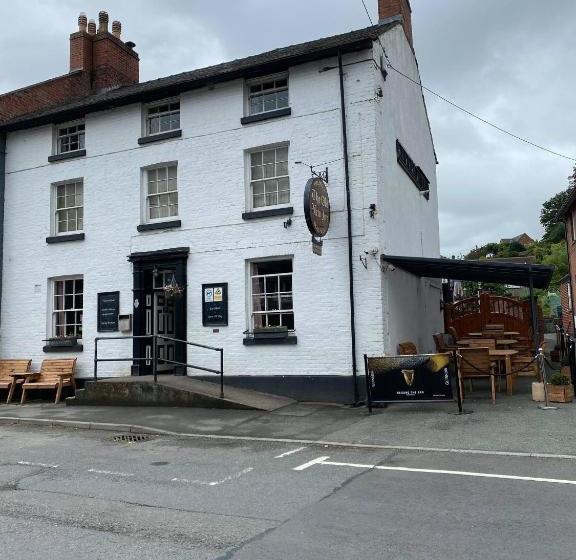호텔 Old New Inn, Llanfyllin