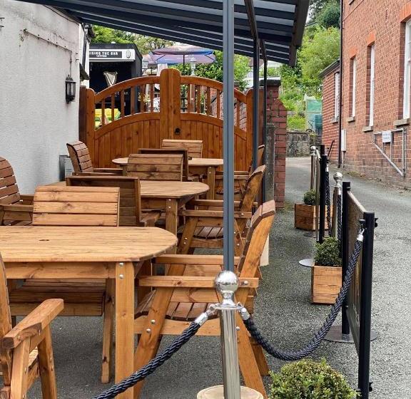 호텔 Old New Inn, Llanfyllin