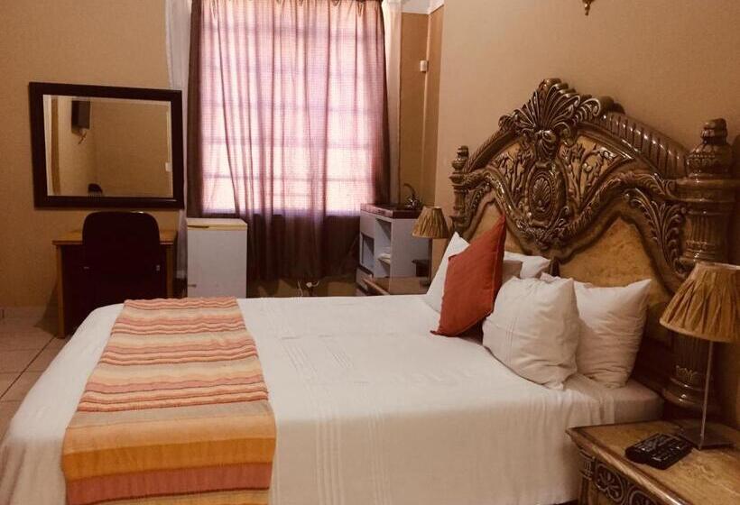 פנסיון Chancellors Court Guest House