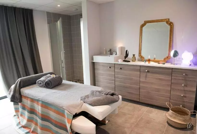 Отель Armes De Champagne