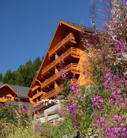هتل Residence Odalys Le Hameau Et Les Chalets De La Vallee D Or