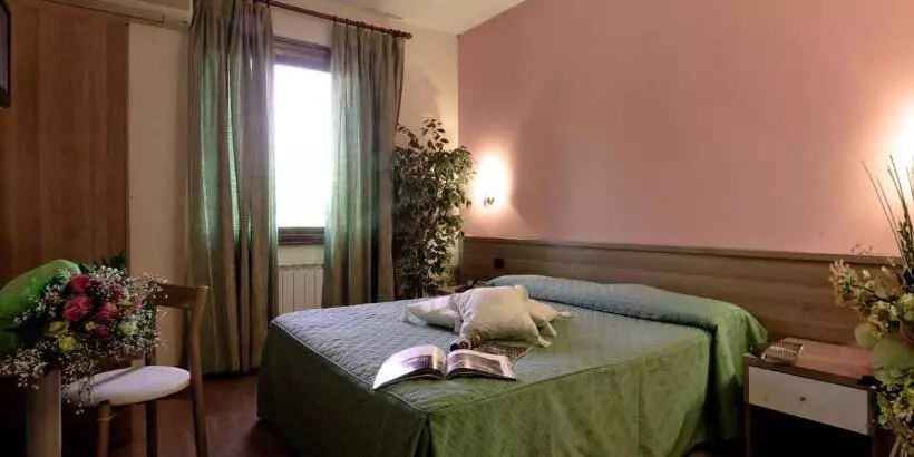 בית מלון כפרי Ristorante Tre Leoni