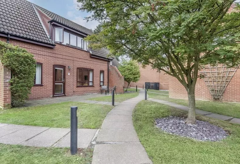 Отель Cromer Country Club