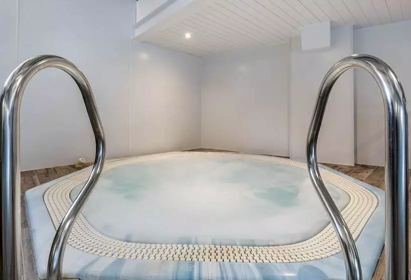 Отель Cromer Country Club