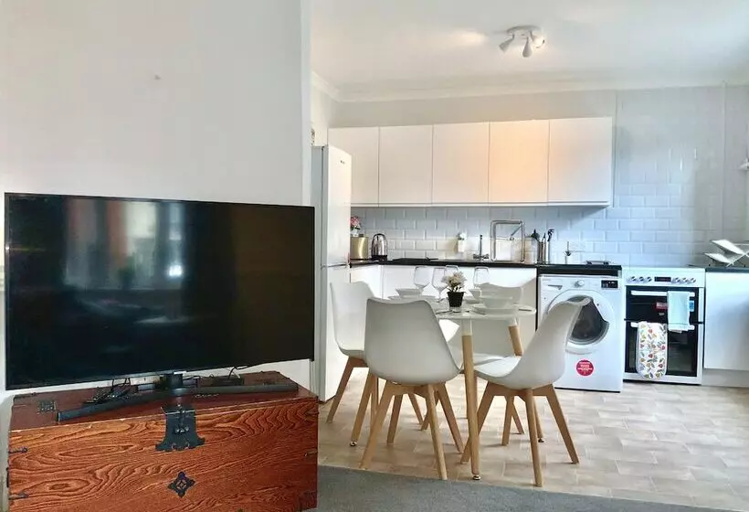 Bookeduk   Large Cosy Cottage