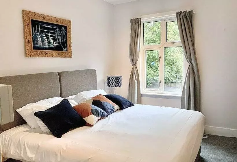 Bookeduk   Large Cosy Cottage