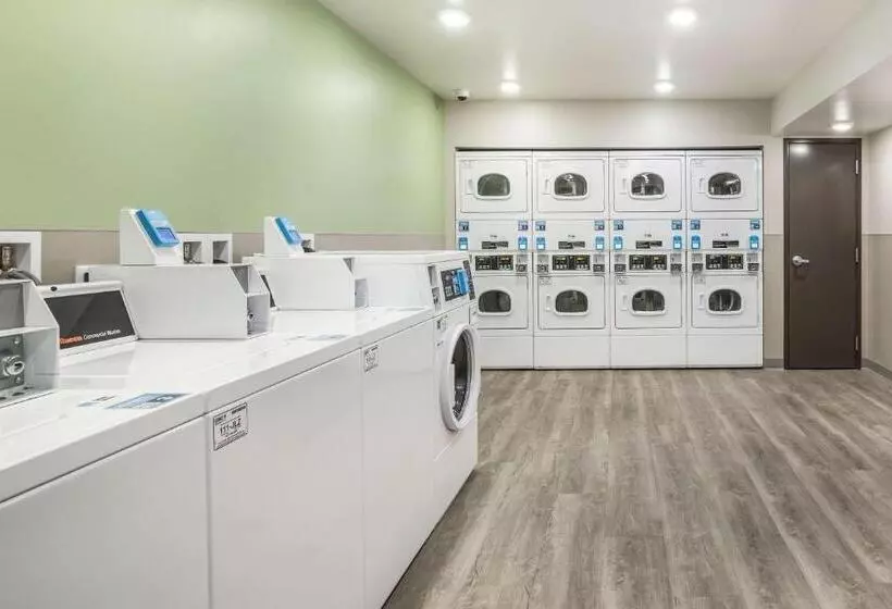 Hotelli Woodspring Suites Gurnee  Chicago