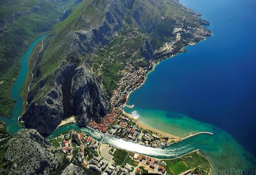 اقامتگاه Sunflower House With A Pool And Large Garden