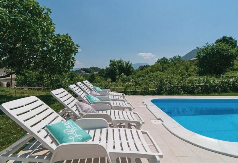 اقامتگاه Sunflower House With A Pool And Large Garden