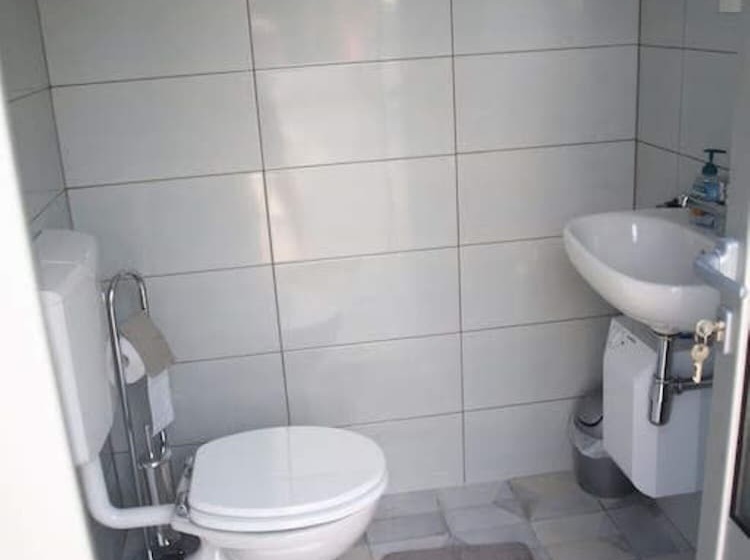 اقامتگاه Sunflower House With A Pool And Large Garden