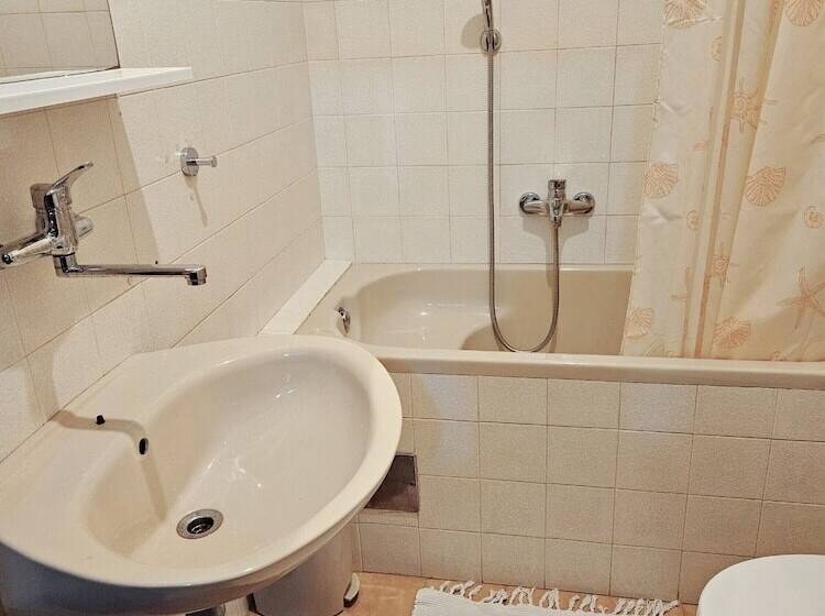 اقامتگاه Sunflower House With A Pool And Large Garden