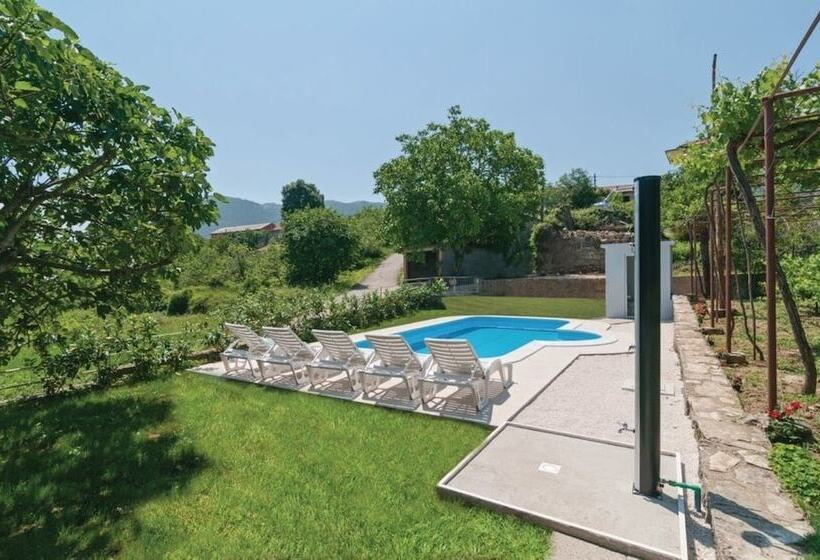 اقامتگاه Sunflower House With A Pool And Large Garden