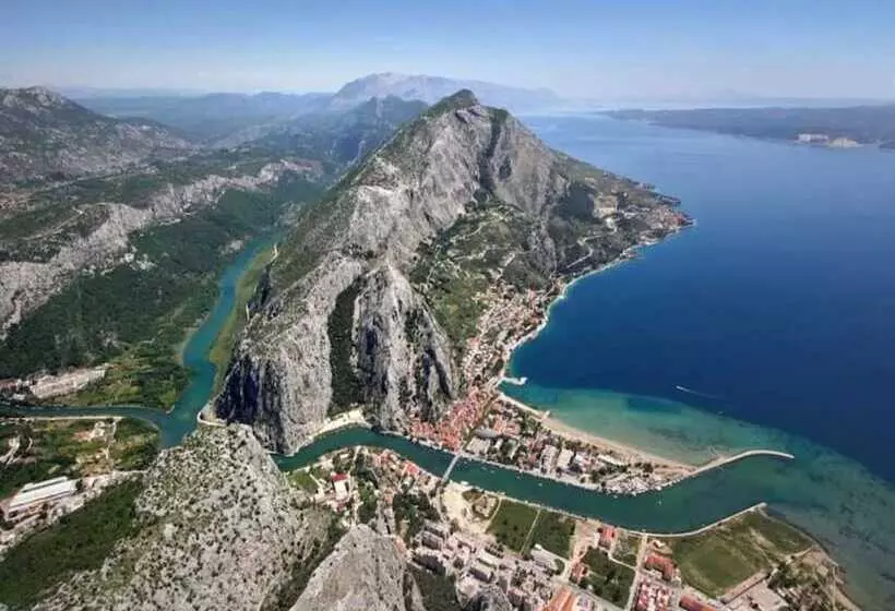 Residenssi Sunflower House With A Pool And Large Garden