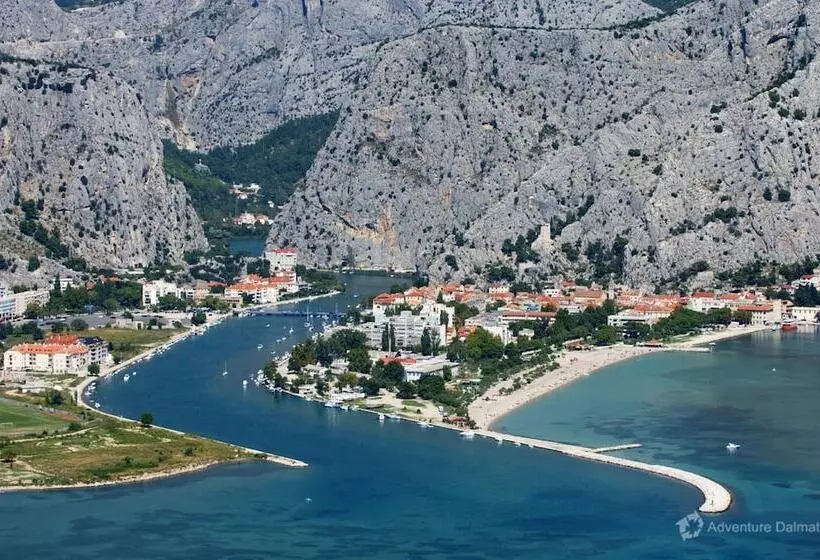 Residenssi Sunflower House With A Pool And Large Garden