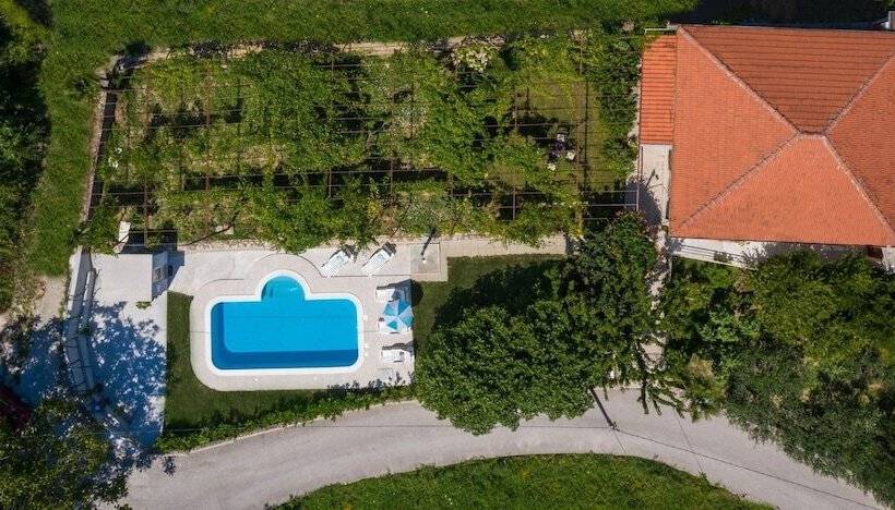 اقامتگاه Sunflower House With A Pool And Large Garden