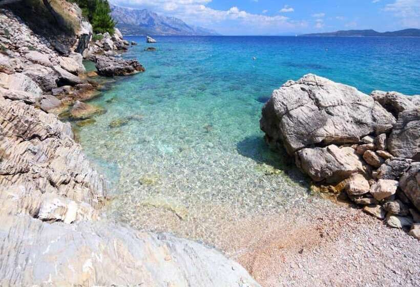 اقامتگاه Sunflower House With A Pool And Large Garden