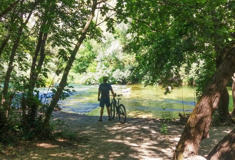 اقامتگاه Sunflower House With A Pool And Large Garden
