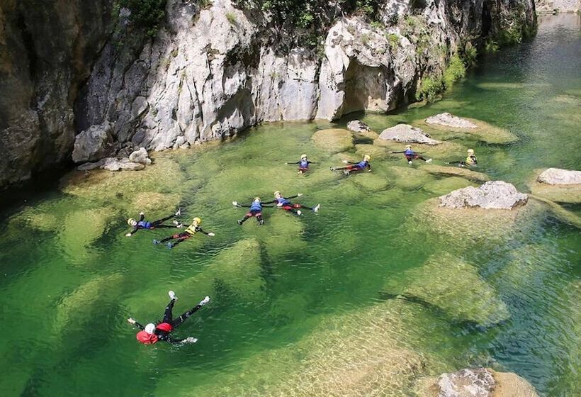 اقامتگاه Sunflower House With A Pool And Large Garden
