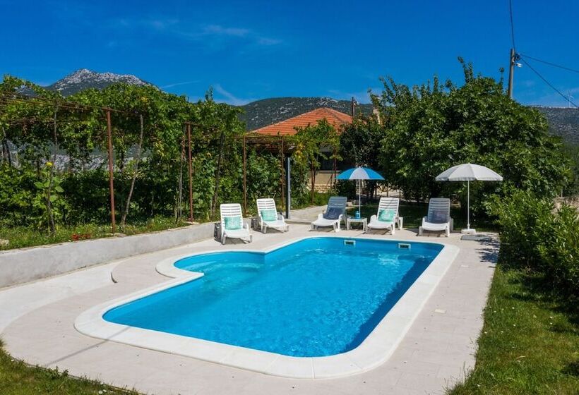 اقامتگاه Sunflower House With A Pool And Large Garden