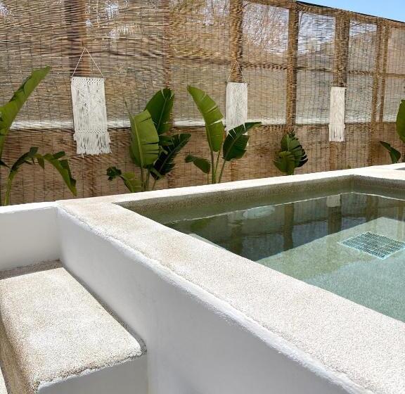 Atma Beach Rooms & Suites