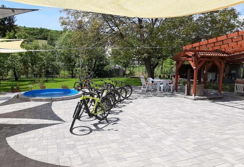 פנסיון E Tekergők Háza