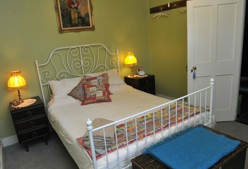 Bed and Breakfast Emma Tiver Heritage Cottage