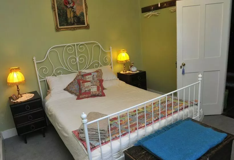 Aamiaismajoitus (B&B) Emma Tiver Heritage Cottage