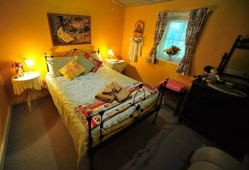 Aamiaismajoitus (B&B) Emma Tiver Heritage Cottage