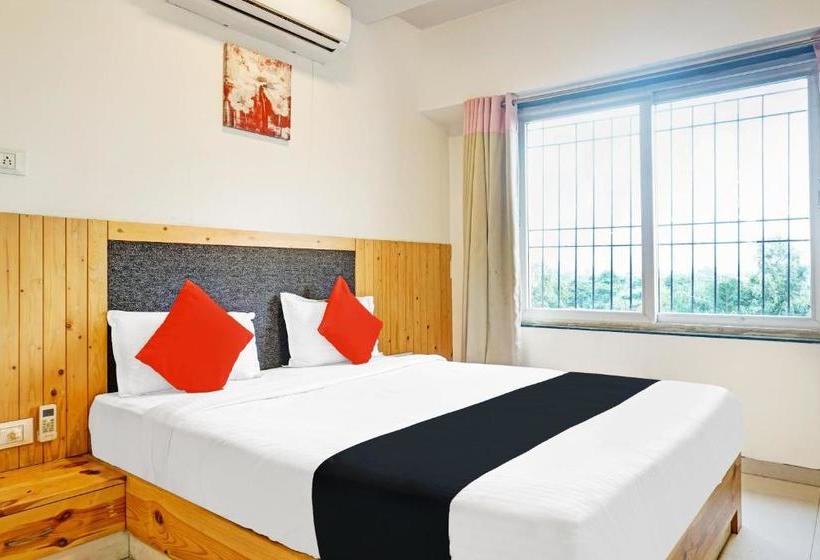 בית מלון כפרי Capital O 23720 Yogiraj Inn