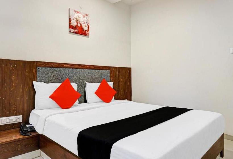 בית מלון כפרי Capital O 23720 Yogiraj Inn