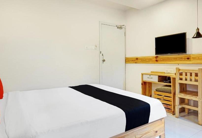 בית מלון כפרי Capital O 23720 Yogiraj Inn