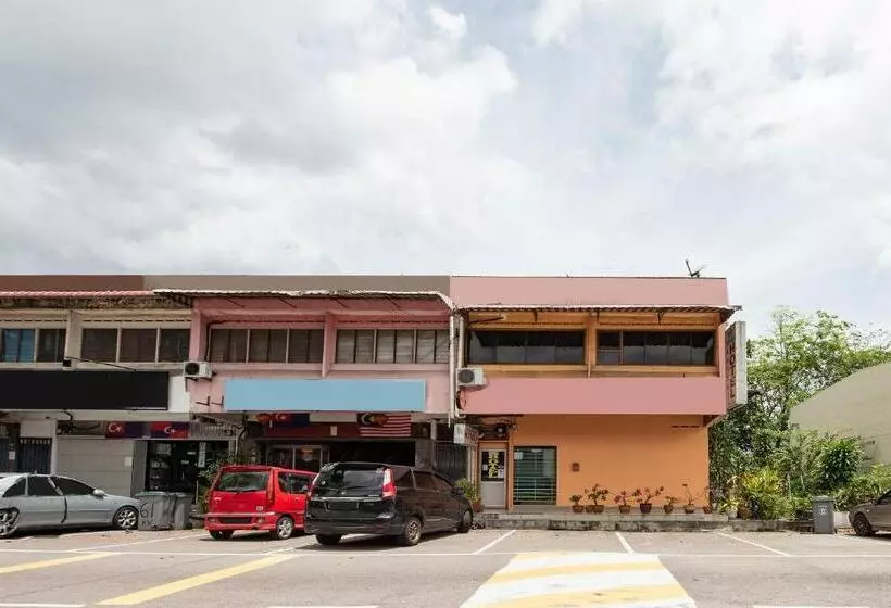 ホテル Spot On 90305 Hen Hen