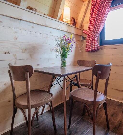 پانسیون Komovi Kobil Do Guesthouse