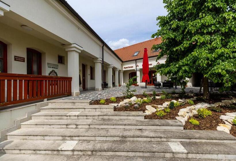 ベッドアンドブレックファースト Servita Udvarház Eger