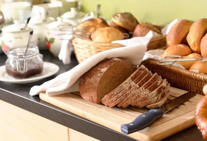 Отель Bayerisch Meran