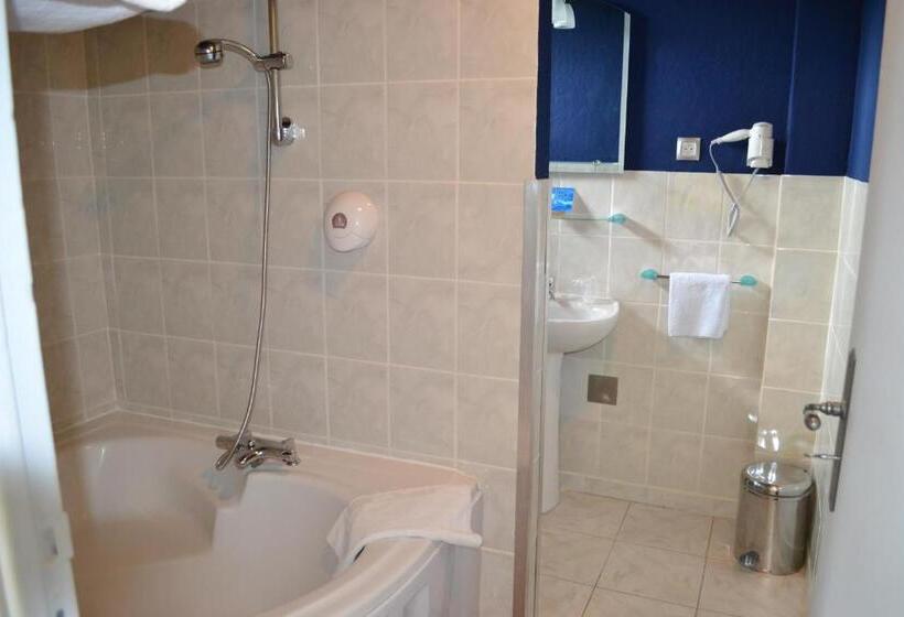 هتل La Tour Du Loup