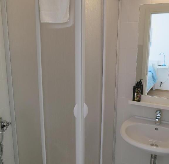 تختخواب و صبحانه Anconabed